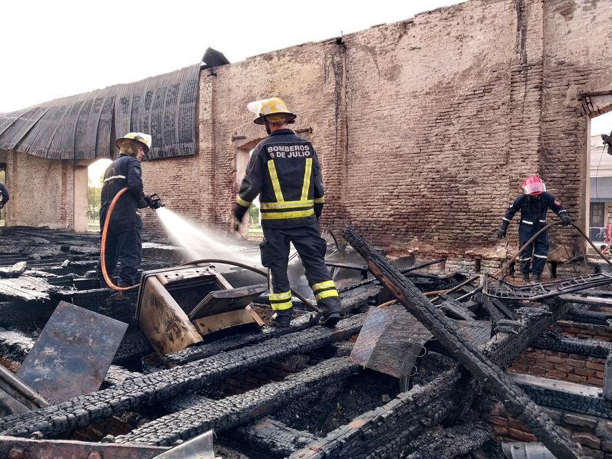 Voraz incendio destruyó la ex estación de trenes de 9 de Julio