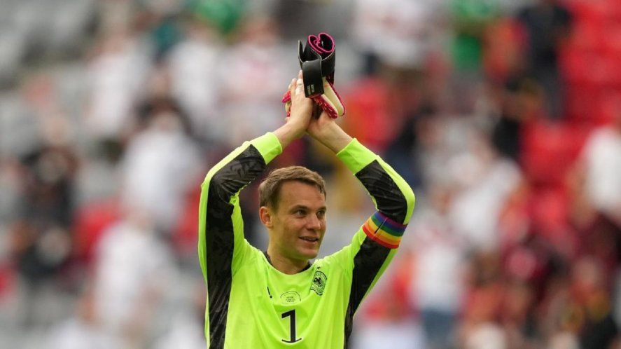 Neuer ya supo usar un brazalete como el que utilizará en el Mundial Qatar 2022