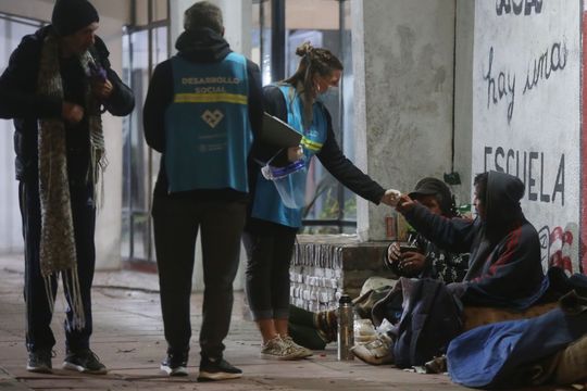 Frío en La Plata: refuerzan la línea de asistencia a personas en situación de calle.
