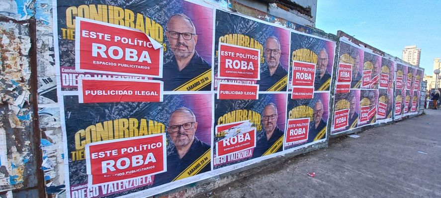 Los carteles que dejan mal parado a Diego Valenzuela en Lomas de Zamora (Foto: Sebastián Tecla Farías)