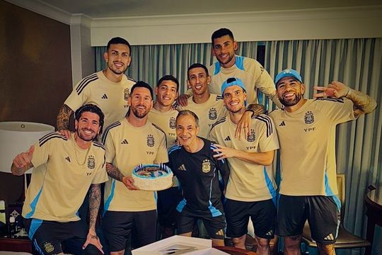 Lionel Messi eligió a dos pergaminenses para su torta de cumpleaños.