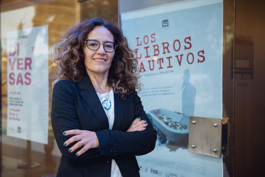Gabriela Fernández es la directora del documental Los Libros cautivos.