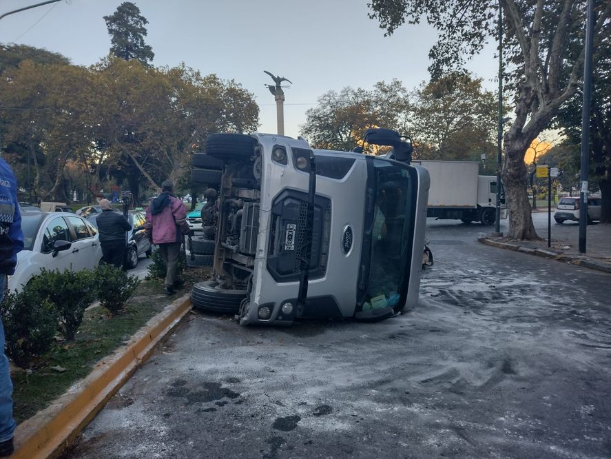 La Plata: volcó un camión en Plaza Italia y provocó caos de tránsito