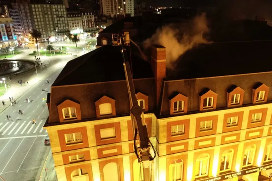 Incendio en el techo del teatro Auditorium de Mar del Plata. 