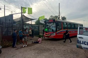 Horror en Moreno: un micro atropelló a personas en una parada y murió una mujer