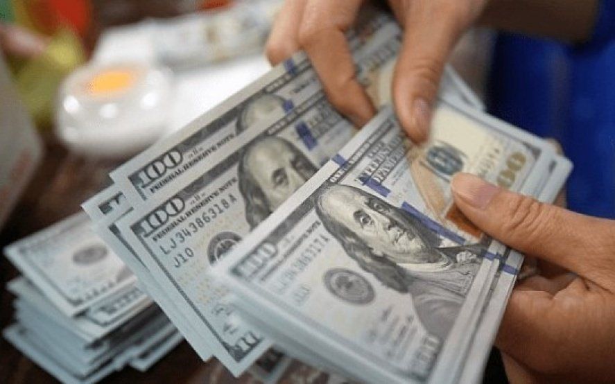 Tras los anuncios de Macri, el dólar se disparó y operó arriba de los $61