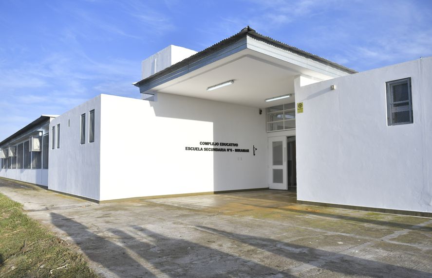 El edificio que alberga dos escuelas en Miramar