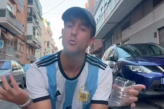 un joven en espana traduce y canta exitos argentinos de rock y cumbia en frances