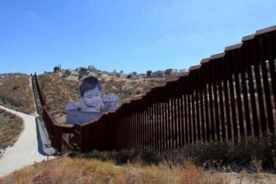 La caída del muro de Trump con México 
