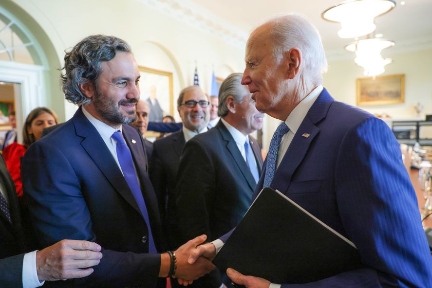 Santiago Cafiero junto a Joe Biden.