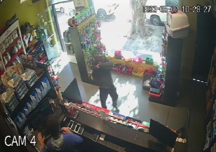 La Plata: apoyan el caño de un arma en la cabeza de un empleado en un robo