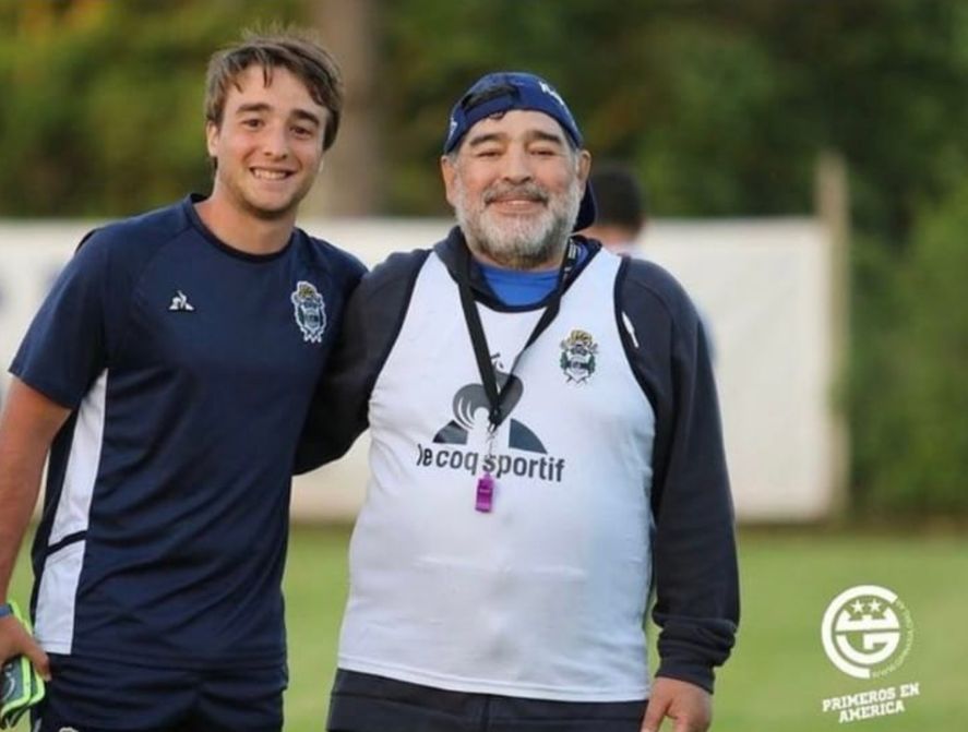 Alejo Daher, el joven que ganó el millón de pesos en el programa de Guido Kaczka en sus tiempos de jugador de inferiores de Gimnasia, junto al técnico de primera de aquel momento: Diego Armando Maradona 