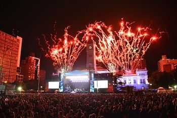 Con grandes artistas y más de 125 mil personas, La Plata celebró sus 142 años de historia