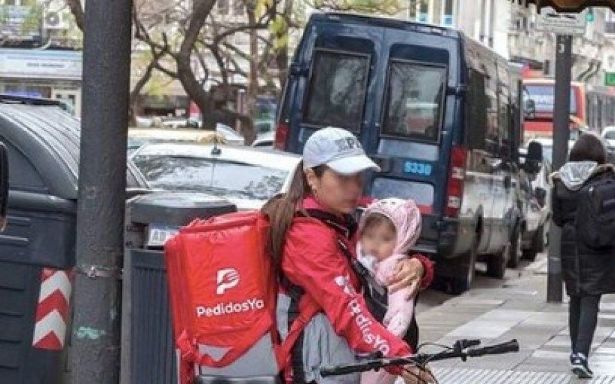 La foto de una madre cargando a su bebe mientras hace delivery que generó polémica en las redes