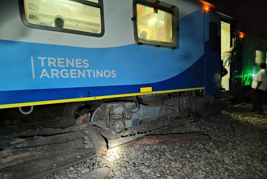 Un tren de pasajeros que iba hacia Bahía Blanca descarriló el martes en Olavarría