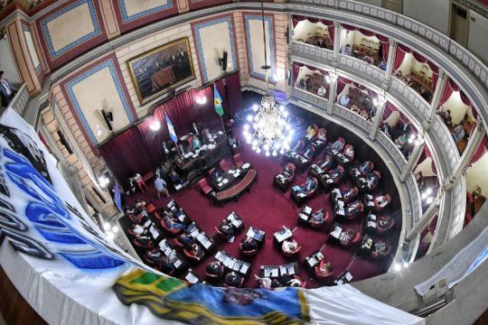 kicillof consiguio la aprobacion de las leyes de emergencia en el senado y en diputados