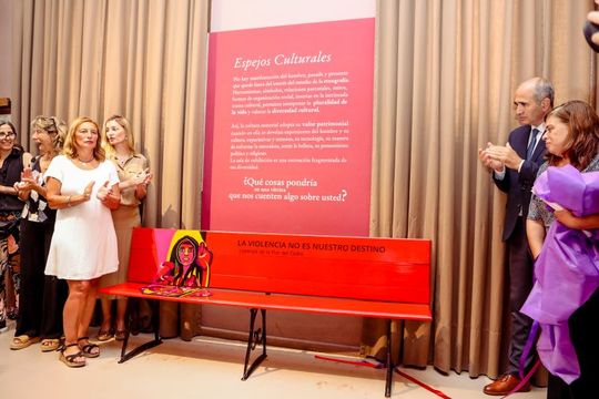 #NiUnaMenos: la UNLP colocó un Banco Rojo en el Museo de Ciencias Naturales.
