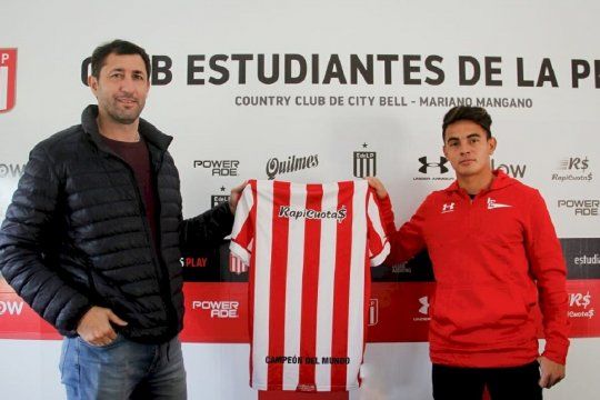 Ricardo Ramírez tras firmar su contrato con Estudiantes (Prensa EDLP)