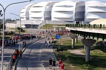 Los hinchas de Estudiantes ya empiezan a llegar al Madre de Ciudades.