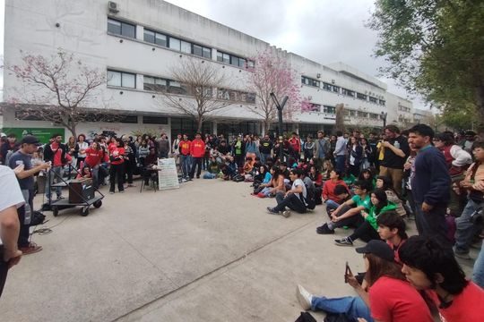 estudiantes de la unlp tomaran el rectorado en protesta contra el veto al financiamiento universitario