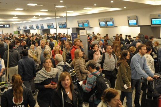 cancelaron cerca de 60 vuelos en todo el pais por una medida gremial: miles de pasajeros afectados