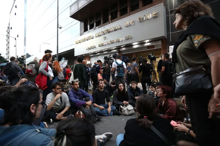 El Colectivo de Cineastas en medio de la protesta frente al INCAA previo a la intervención del Gobierno