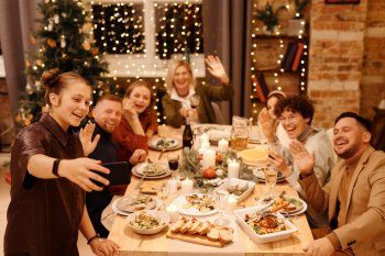 Series, salud dental, realeza europea o juegos de mesa pueden ser los tópicos que salven la mesa de Navidad si surgen apuros. 