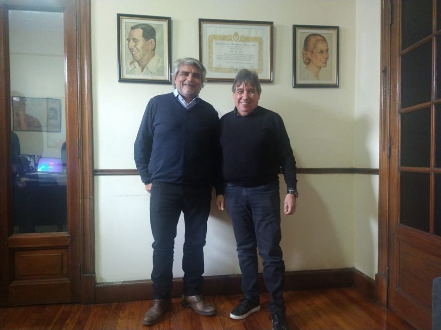 El ministro de Trabajo Walter Correa junto al titular de Fesimubo
