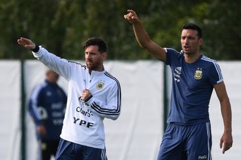 Messi y Sacaloni apuntan lejos con la Selección Argentina: el Mundial llegará recién en noviembre de este año.