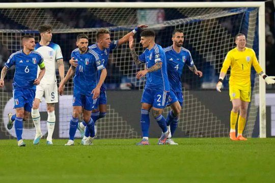 Mateo Retegui festeja su primer gol en la Selección Italia ante Inglaterra en el Diego Maradona de Nápoles