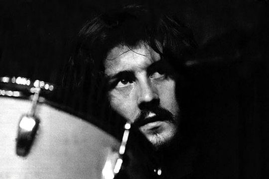 John Henry ‘Bonzo’ Bonham, baterista de Led Zeppelin, hoy cumpliria 74 años. Falleció a los 32, tras consumir alcohol en exceso y sufrir un ahogamiento. 