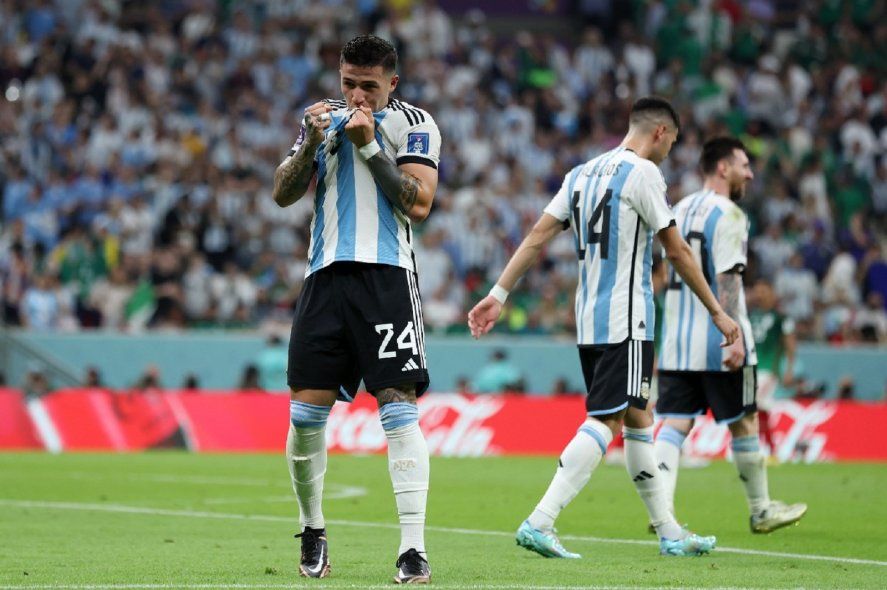 Enzo Fernández se besa la camiesta en su primer gol con la Selección Argentina y un Mundial (FOTO: @Argentina)