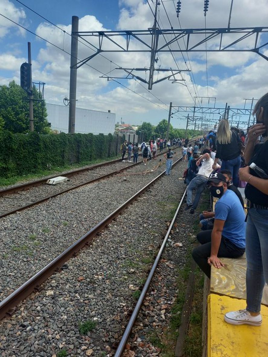 La interrupción del servicio en la línea Roca comenzó este jueves a las 10:30 (Foto: @jeniyrock)