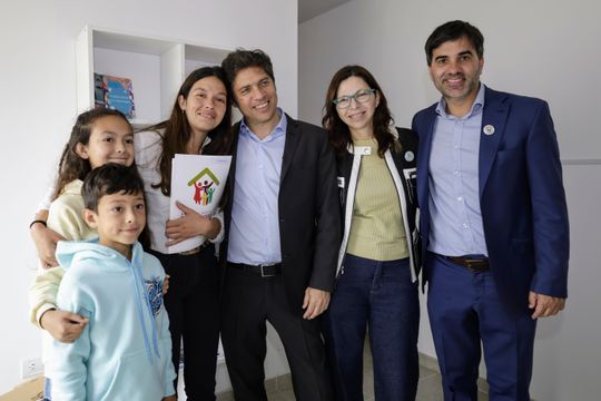 kicillof y una agenda cargada en castelli: viviendas, educacion y reactivacion de obras paralizadas