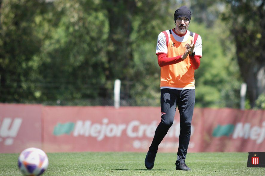Eduardo Domínguez durante los preparativos de Estudiantes para enfrentar a Boca