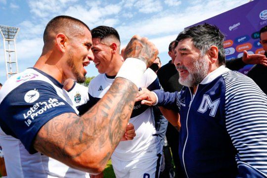 Ayala y Maradona, de festejo junto a Gimnasia la tarde de los golazos en Mendoza.