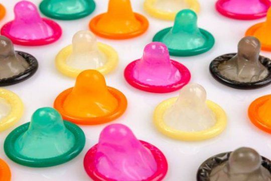 Variedad de colores y texturas de preservativos. Aún muchos hombres argentinos los piden en voz baja 