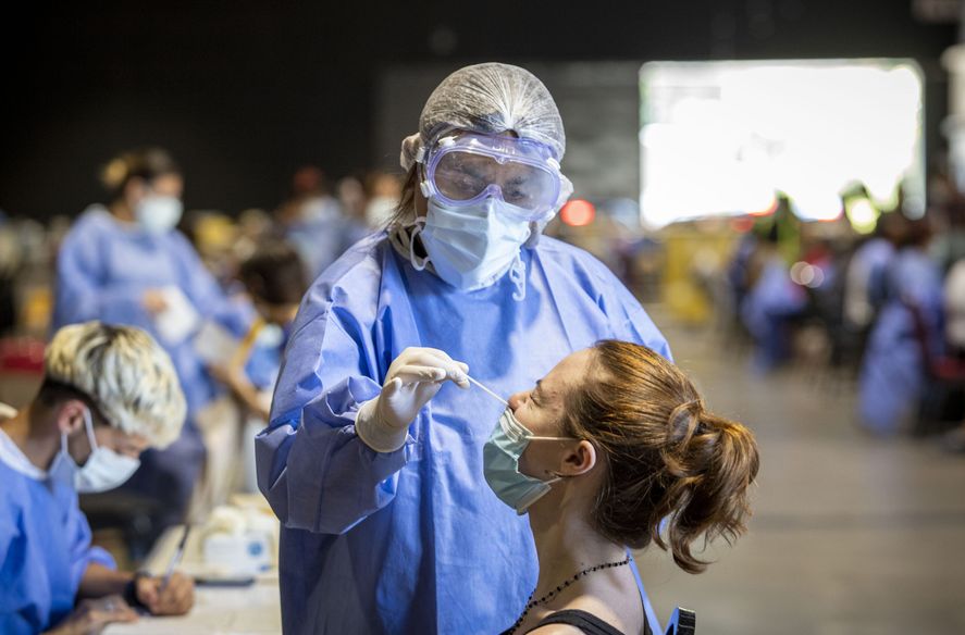 En las últimas 24 horas se confirmaron 4.273 casos y 55 fallecidos por coronavirus en provincia de Buenos Aires.