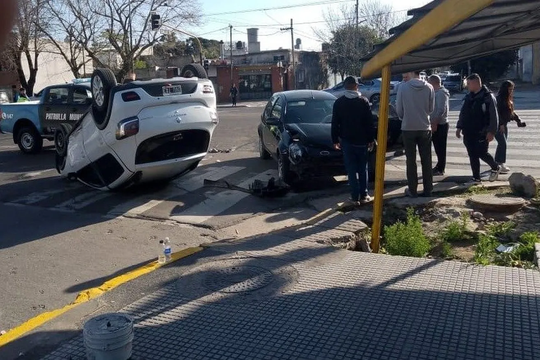 la plata: los accidentes de cada dia, heridos y una tremenda acusacion a un policia