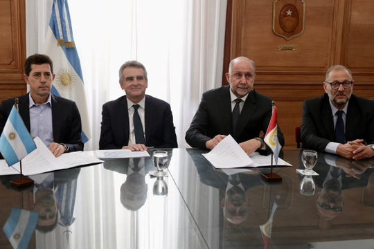 Wado De Pedro junto al jefe de gabinete Agustín Rossi y al gobernador de Santa Fe Omar Perotti