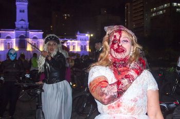 “Me estuve maquillando durante toda la tarde”, expresó una de las concurrentes en el festejo de Halloween en plaza Moreno