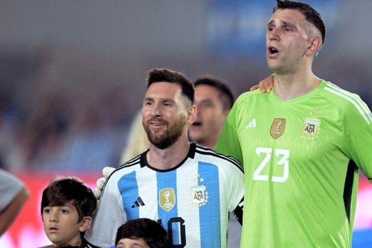 Lionel Messi junto a sus hijos, y Dibu Martínez, emocionado, en el himno argentino previo al partido de la Selección Argentina ante Panamá