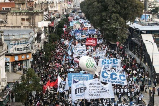 junto a intendentes del conurbano bonaerense, las dos cta preparan una movilizacion para diciembre