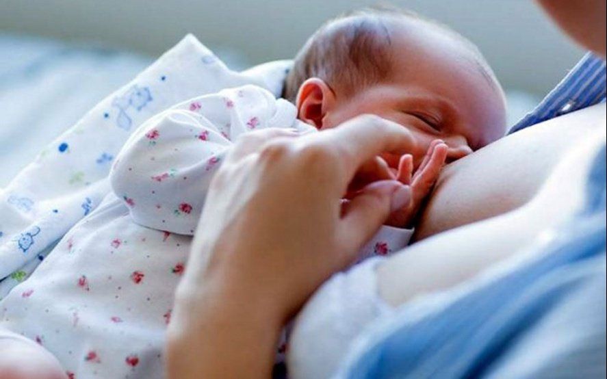 La lactancia materna es beneficiosa tanto para el bebé como para la mujer que amamanta.