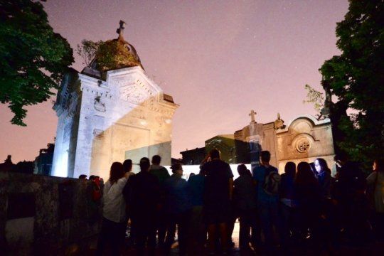 entre tumbas y masoneria: organizan una visita guiada nocturna al cementerio platense