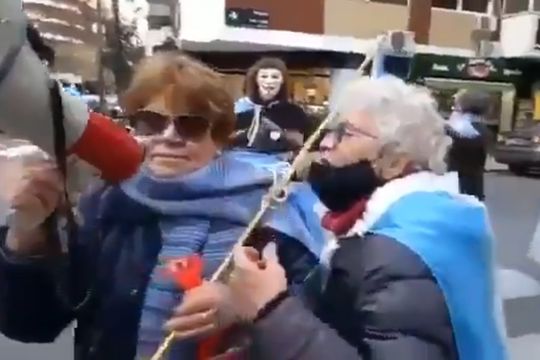 Las imágenes de las mujeres mayores con megáfono insultando a Cristina Kirchner en la esquina de su domicilio, son difundidas tanto por partidarios como por detractores de la Vicepresidenta, por razones opuestas 