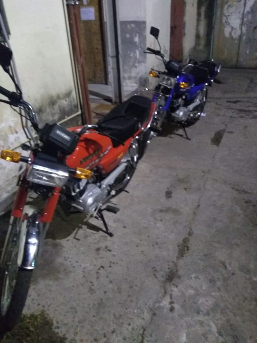 La Plata: mirá como robaron dos motos 0 km de una concesionaria