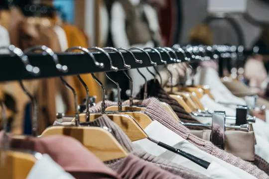 la ropa no se vende y las tiendas evaluan alternativas: ¿se vienen despidos?