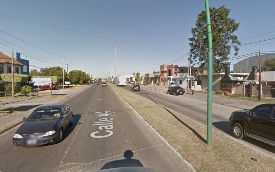 La Plata: intentó pasar un auto por la derecha, lo rozó, derrapó con la moto y fue hospitalizado