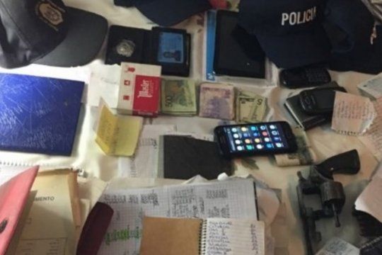 desbaratan una red de recaudacion ilegal en el conurbano: hay policias detenidos